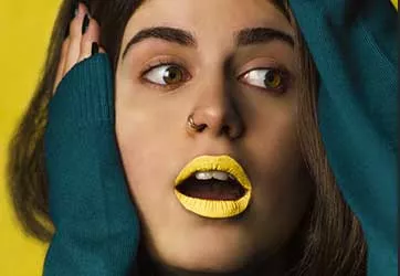 Mulher com batom amarelo